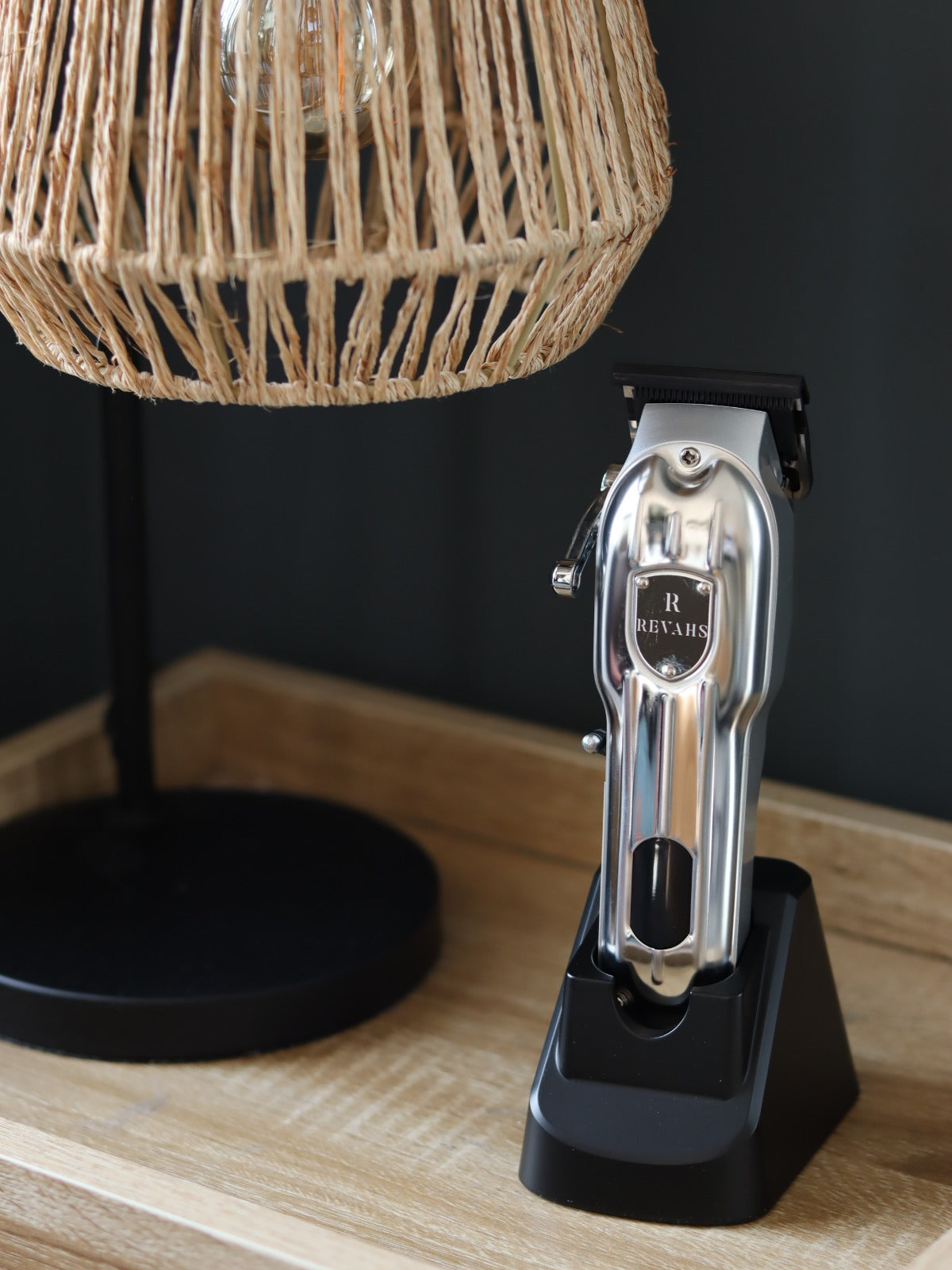 Clipper Two draadloze tondeuse in het oplaadstation