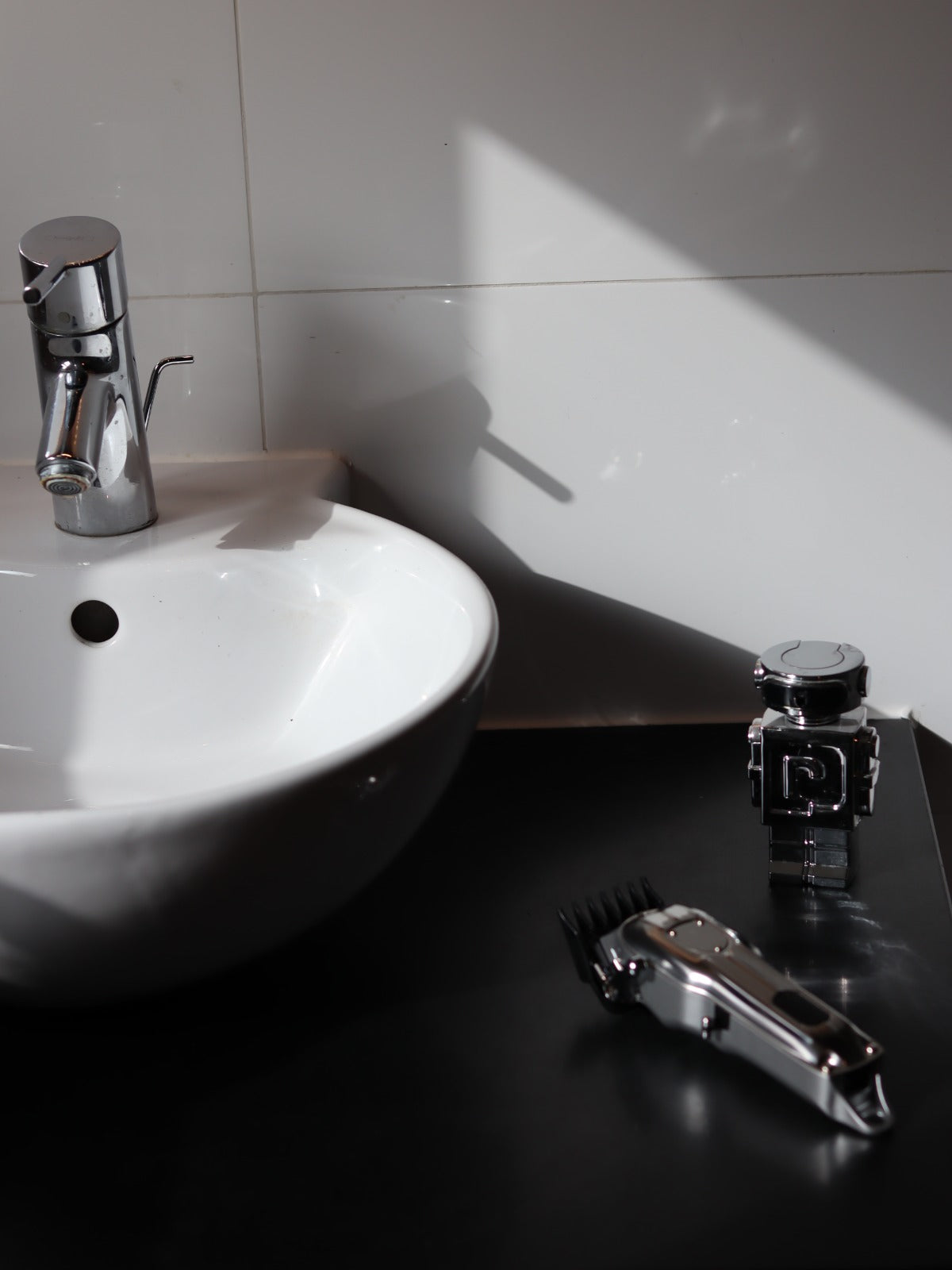 Draadloze tondeuse in de badkamer